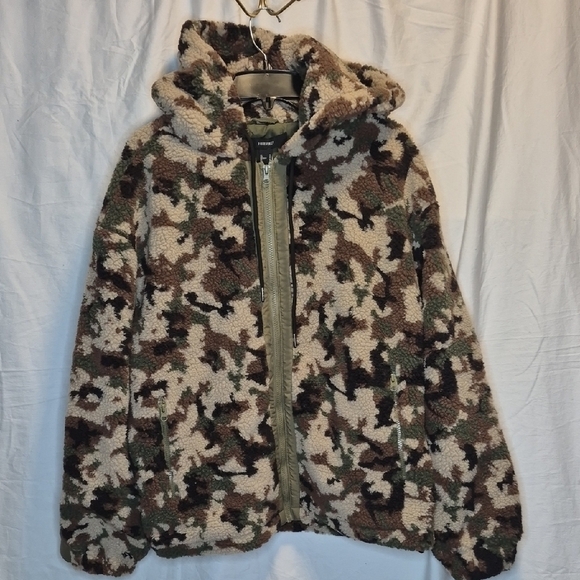 NWT Forever 21 Faux Shearling Camo Print Jacket Sz M Lightweight but substantial - Picture 5 of 15